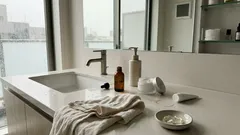 冬に毛穴が帯みたいに目立つのはなぜ? 45歳前後からの「詰まり以外」の整え方