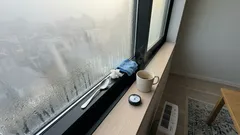 朝、窓がびしょびしょになるなら:窓枠にスプーンを置いて結露の水滴を“誘導”する3ステップ