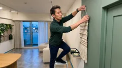 壁は「掛ける」だけで終わらない——“面”を仕上げて部屋の空気を変える、低コストDIY