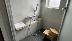 熱いシャワーはどこまでOK？肌の乾燥・やけど・立ちくらみを防ぐ「温度と時間」の目安