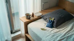 なぜ枕にローリエを1枚しのばせる人がいるのか。風水と香りで寝室を整える小さな習慣