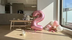 イ・ダインの自宅バースデーデコに学ぶ：ピンクでまとめる2歳のホームパーティー、写真が映える小さな仕掛け