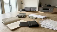 死亡届のあと口座はいつ止まる？当面のお金を確保する「払戻し制度」と家族の段取り