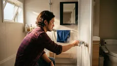 いつものシャンプーのままでも:髪のツヤと翌日のベタつきを左右するシャワー温度の目安