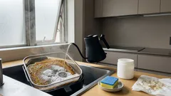 こすっても落ちないエアフライヤーのベタつきに。お湯+過炭酸ナトリウムで15分つけ置き