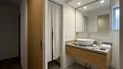 7歳の娘の「新しいメイク?」が刺さった朝:クマと“線”を家族の会話に変える3つのコツ